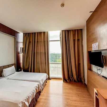 Courtyard Hotel 1Borneo Kota Kinabalu Zewnętrze zdjęcie
